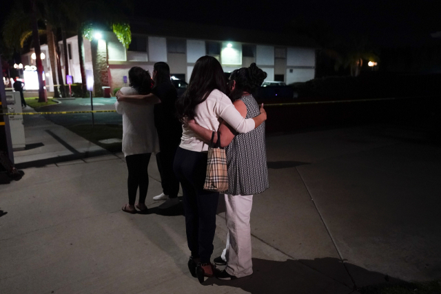 미국 캘리포니아주 오렌지카운티 거주민들이 31일(현지시간) 총격이 발생한 현장을 지켜보고 있다. /AP연합뉴스