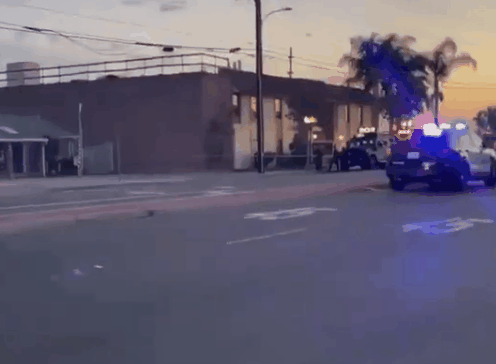 지난 31일 총격이 발생한 미국 캘리포니아주 오렌지카운티 현장을 경찰들이 조사하고 있다./출처=CBS뉴스 트위터