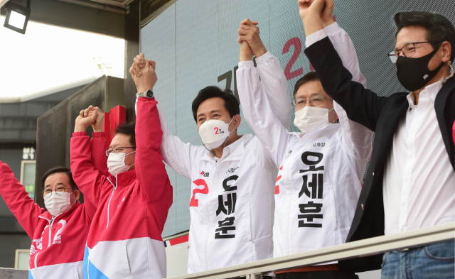 오세훈 국민의힘 서울시장 후보가 1일 서울 성북구 길음동 현대백화점 앞에서 지지를 호소하고 있다. /국회사진기자단