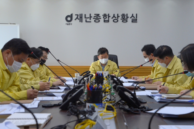 서양호(가운데) 서울 중구청장이 재난대책상황실에서 회의를 주재하고 있다. /사진 제공=중구