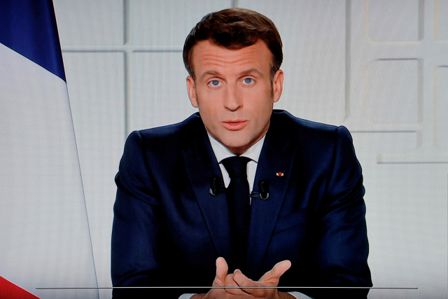 에마뉘엘 마크롱 프랑스 대통령이 31일(현지시간) TV로 생중계된 대국민 담화에서 이동제한조치를 전국으로 확대하고 3주간 학교를 폐쇄한다고 밝혔다. /AFP연합뉴스