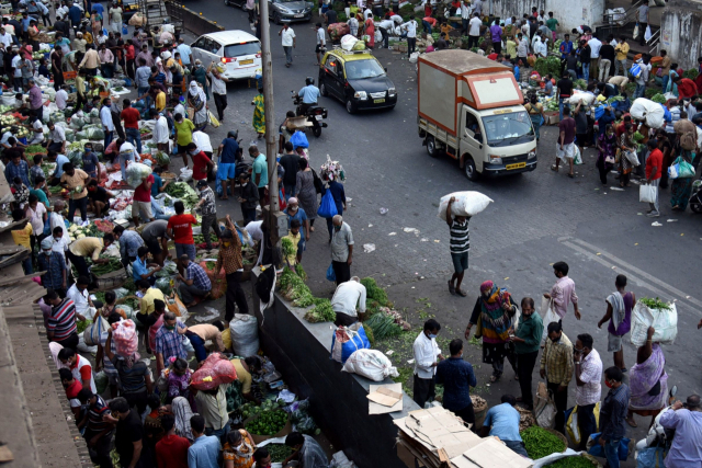 인도가 신종 코로나바이러스 감염증(코로나19) '2차 유행'으로 비상인 가운데 1일(현지시간) 뭄바이의 채소 도매시장이 인파로 북적이고 있다. /AFP연합뉴스