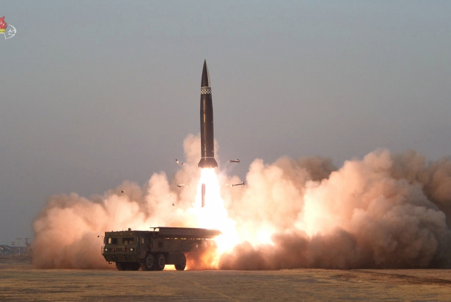 북한이 지난 3월 25일 새로 개발한 신형전술유도탄 시험발사를 진행했다며 탄도미사일 발사를 공식 확인했다. 조선중앙TV는 이번 신형전술유도탄은 탄두 중량을 2.5t으로 개량한 무기체계이며, 2기 시험발사가 성공적으로 이뤄졌다고 자평했다. /연합뉴스