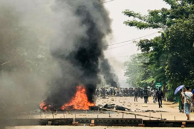 미얀마 최대 도시 양곤의 사우스 다곤 지역에서 29일(현지시간) 군부 쿠데타를 규탄하는 시위대가 임시로 설치한 바리케이드가 불타고 있다. /AFP연합뉴스