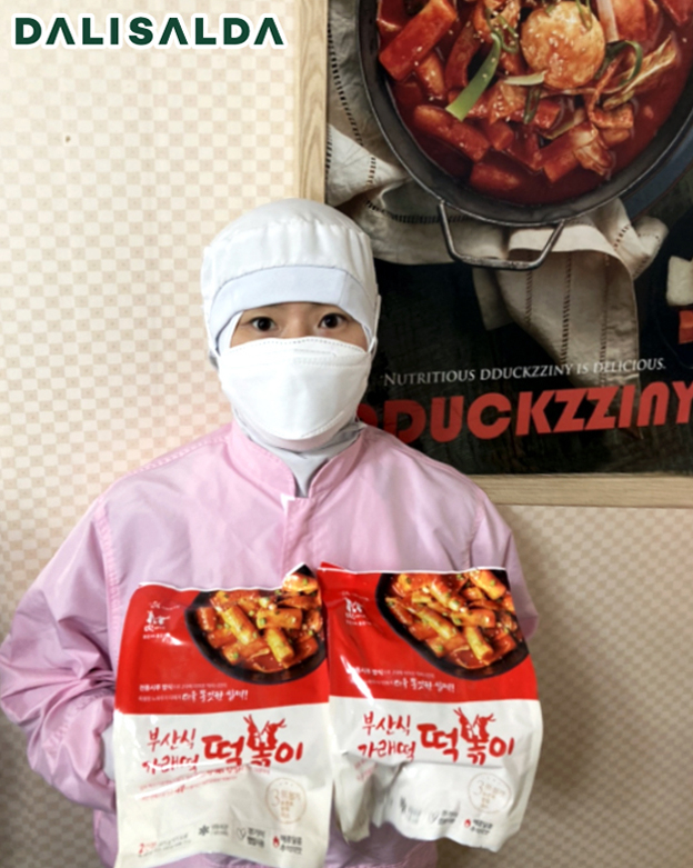 서울 도곡동에서 떡복이 전문점 '떡찌니'를 운영하는 대표가 GS리테일 '달리살다'와 공동 개발한 상품을 선보이고 있다. /사진제공=GS리테일