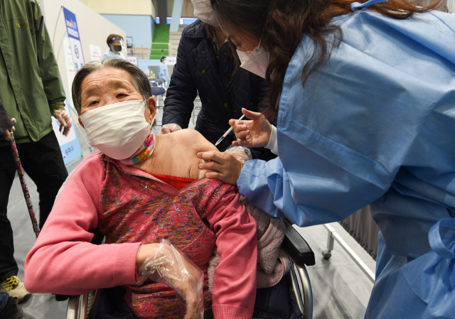 지난 1일 오전 서울 송파구 예방접종센터에서 한 어르신이 화이자 백신 접종을 하고 있다./공동취재단