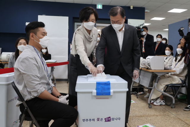 [속보]사전투표 첫날, 文 부부 서울시장 보궐선거 투표 완료