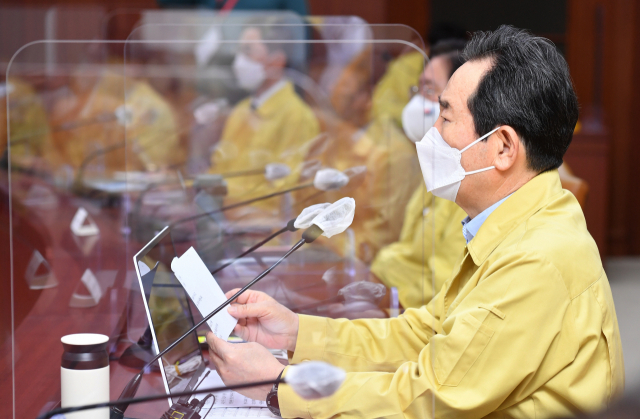 정세균 국무총리가 2일 정부서울청사에서 열린 코로나19 대응 중대본 회의를 주재하고 있다./연합뉴스