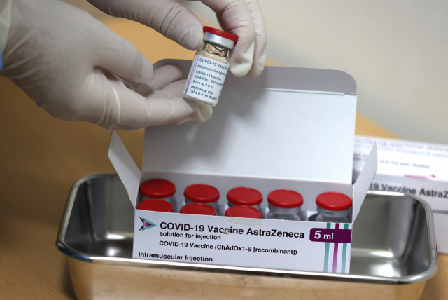 한 달 전 아스트라제네카(AZ) 백신을 맞은 요양병원 종사자가 신종 코로나바이러스 감염증(코로나19)에 확진됐다./연합뉴스