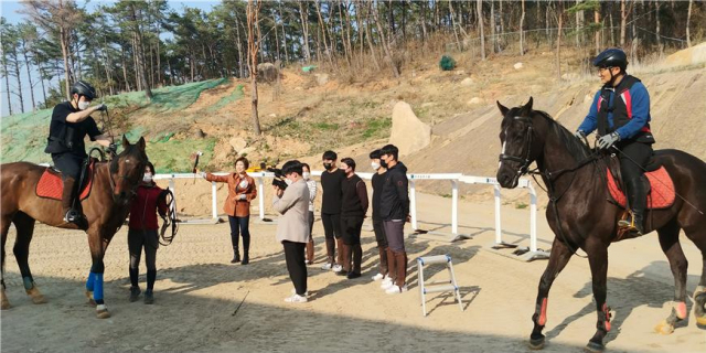 전호환(오른쪽) 동명대 차기 총장이 학생들과 승마장에서 승마 실습을 하고 있다./사진제공=동명대