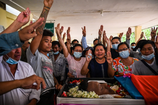 지난달 29일 미얀마 양곤에서 군부의 총을 맞고 숨진 소 르윈 모에의 장례식에서 그의 가족과 지인들은 세 손가락 경례를 하며 그를 애도하고 있다. /AFP연합뉴스