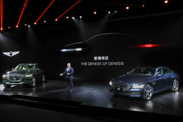 마커스 헨네 제네시스 중국 법인장이 2일 중국 상하이 국제 크루즈 터미널에서 열린 '제네시스 브랜드 나이트(Genesis Brand Night)' 행사에서 차량을 소개하고 있다. /사진 제공=현대차