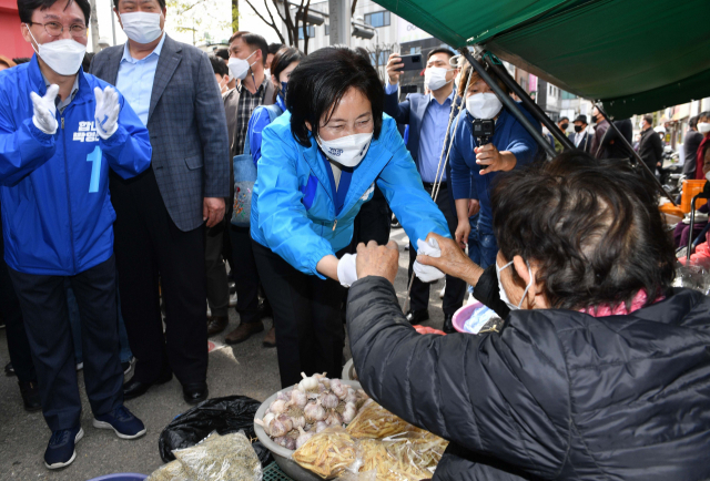 박영선 더불어민주당 서울시장 후보가 지난 1일 오후 서울 영등포 구 우리시장 일대에서 거리유세를 펼치며 지지를 호소하고 있다. /권욱 기자
