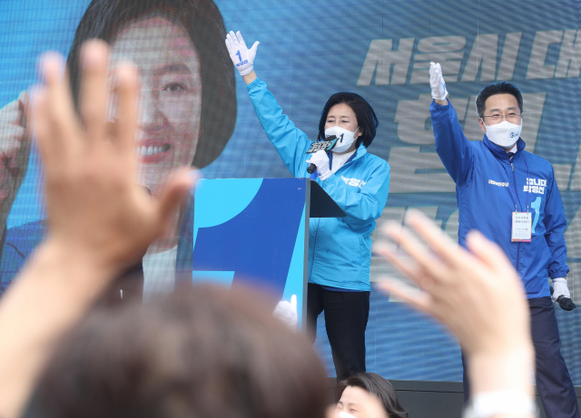 더불어민주당 박영선 서울시장 후보가 2일 서울 중구 남대문시장 앞에서 열린 집중유세에서 지지를 호소하고 있다. /연합뉴스