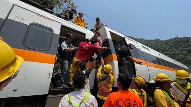[사진] 대만 터널안에서 열차 탈선…최소 54명 사망