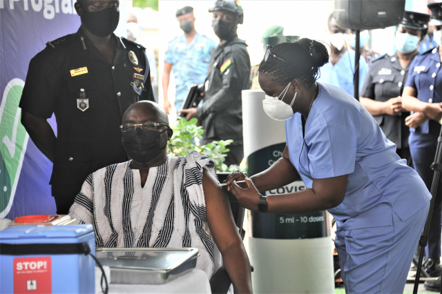 아프리카 가나의 마하무두 바우미아 부통령이 지난달 1일(현지시간) 수도 아크라의 한 병원에서 '코백스 퍼실리티'가 공급한 신종 코로나바이러스 감염증(코로나19) 백신을 맞고 있다./신화연합뉴스