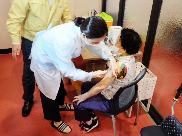 지난 1일 울산 중구 동천체육관에 마련된 예방접종센터에서 75세 이상 어르신들이 코로나19 화이자 백신 접종을 받고 있다. /연합뉴스