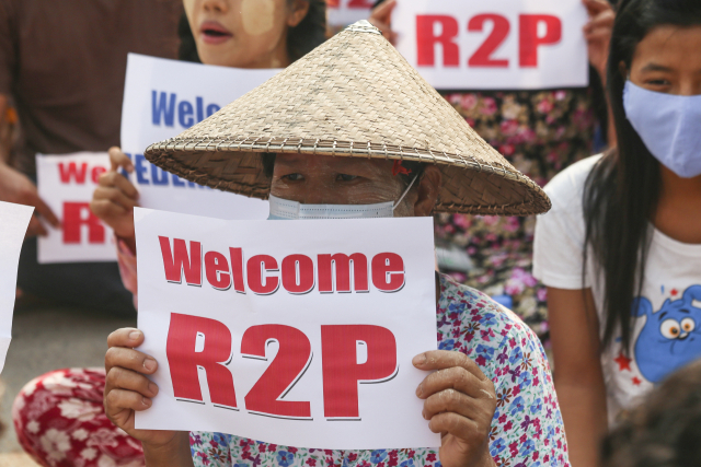 미얀마 제2의 도시 만달레이에서 1일(현지시간) 군부 쿠데타 규탄 시위대가 'R2P' 팻말을 들고 시위를 벌이고 있다. /EPA연합뉴스