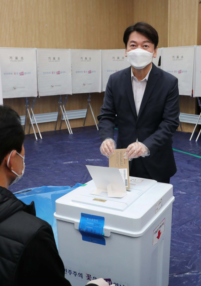 2일 오전 서울 서대문구 연세로 신촌파랑고래 투표소에서 국민의 당 안철수 대표가 투표를 하고 있다./권욱 기자
