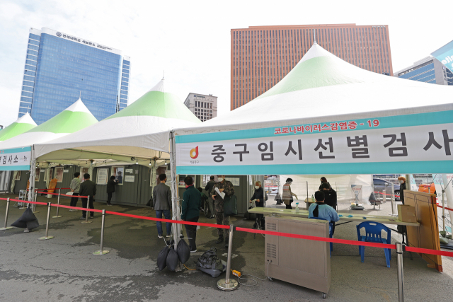 지난 2일 서울역 광장에 마련된 임시선별 검사소를 찾은 시민들이 검사를 받기 위해 대기하고 있다. /연합뉴스