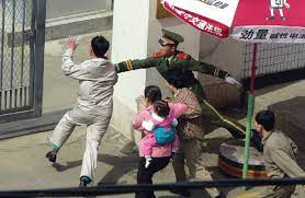 지난 2012년 중국 내 일본영사관 진입을 시도하다 끌려나오는 한 탈북민 가족의 모습(사진은 기사 내용과 직접 관련이 없음)/사진=우리역사넷