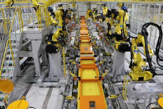 광주전남 빛그린국가산단 광주글로벌모터스(GGM) 생산공장에서 로봇이 차체를 조립하고 있다. /사진 제공=GGM