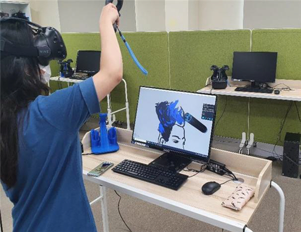 한국교원대 학생이 미래교육센터에 설치된 가상현실(VR) 콘텐츠 제작체험실에서 교육용 플랫폼을 활용해 실습을 하고 있다. /사진=교육부