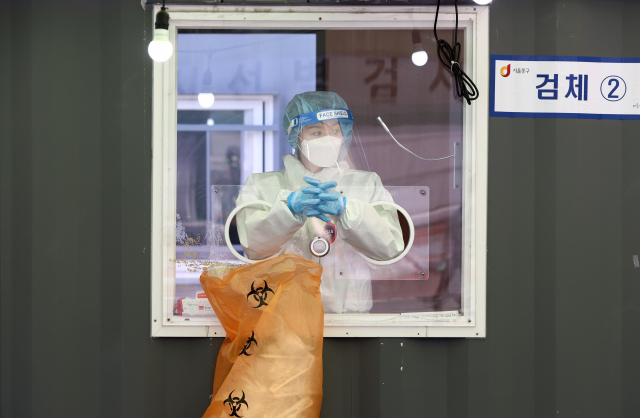 지난달 31일 서울역 광장에 설치된 신종 코로나바이러스 감염증(코로나19) 임시 선별검사소에서 의료진이 검사 준비를 하고 있다. /연합뉴스