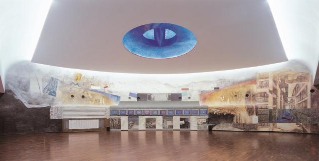 지난 2001년 완공 당시의 '해인사 판타지' 전체 모습. 천장에 있던 푸른색의 은하수 천장화는 현재 흰 덧칠로 사라진 상태다. 백남준의 작품은 12개채널의 영상작품으로 벽화와 한 몸을 이루고 있다. /사진제공=진영선