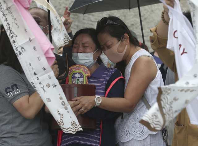 지난 3일 대만 열차사고 희생자의 가족들이 오열하고 있다. /AP연합뉴스