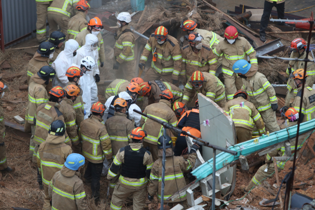 4일 오후 광주 동구 계림동 주택가에서 철거 중에 건물이 붕괴해 119 구조대원 등이 매몰자를 구조하고 있다. /연합뉴스