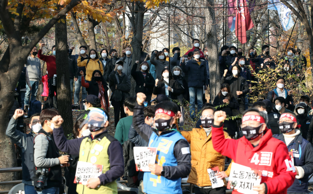민주노총 조합원들이 지난해 11월 14일 서울 영등포구 여의도공원 앞에서 열린 전국노동자대회에 참여하고 있다. /연합뉴스