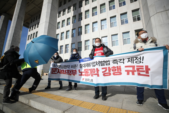고용유연화로 생산력 늘린 선진국…  韓은 勞기득권 보호 앞장 '경영 악화'