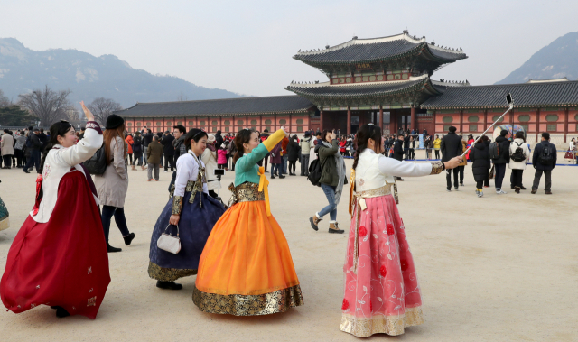 경복궁에서 한복을 입고 셀카를 촬영중인 중국인 관광객들. 기사 내용은 사진과 관련없음. /연합뉴스