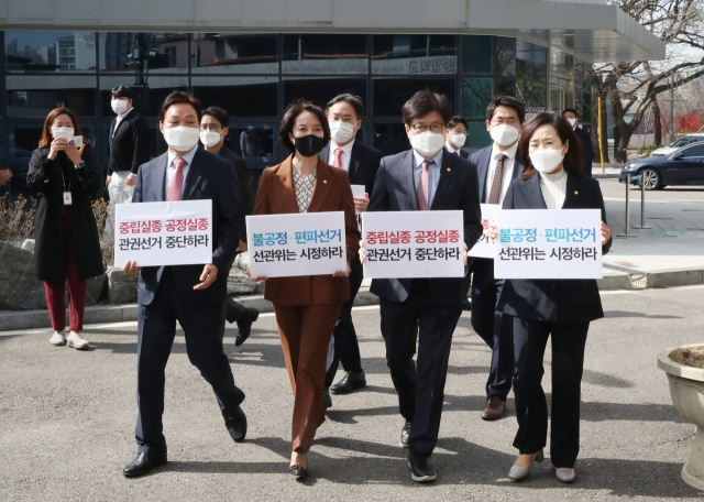 국민의힘 서울시장 보궐선거 선대위 공동총괄선대본부장을 맡은 유경준(오른쪽 두번째)의원 등이 지난달 31일 오전 서울 종로구 서울시선거관리위원회를 항의 방문하고 있다. 국민의힘은 이날 마포구청이 배너에 더불어민주당 당 색을 사용한 문제, '민주야 좋아해'라는 문구가 붙은 넷플릭스 광고 문제 등에 대해 선관위의 선거 관리에 항의하기 위해 방문했다. /연합뉴스