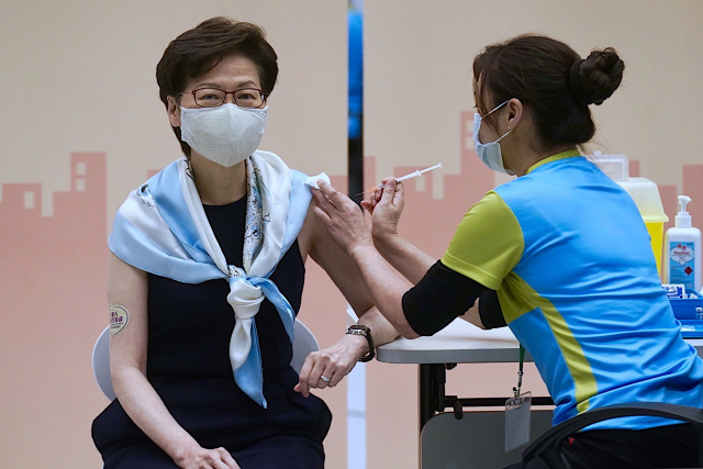 지난 3월 22일 캐리 람 홍콩 행정장관이 중국산 시노백 백신을 접종하고 있다. /AP연합뉴스