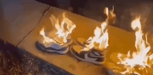 중국 누리꾼이 나이키 운동화를 불태우며 나이키 불매운동에 동참하고 있다./출처=웨이보