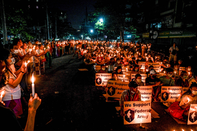 미얀마 최대 도시 양곤에서 지난 3일 시위대가 군부 쿠데타를 규탄하는 촛불 집회를 진행하고 있다. /연합뉴스