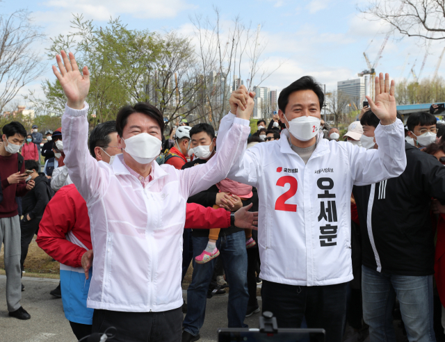 국민의힘 오세훈 서울시장 후보(오른쪽)와 국민의당 안철수 대표가 4일 오후 서울 서초구 세빛섬 인근 한강공원에서 열린 '시민과 함께 걷기' 행사에서 시민들에게 인사하고 있다./권욱 기자