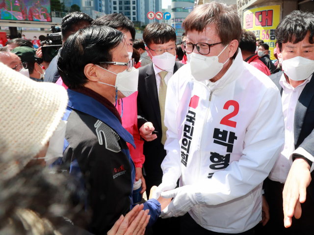 박형준 부산시장 후보가 5일 오후 부산 수영구 현대아파트 앞에서 지지를 호소하고 있다. /연합뉴스