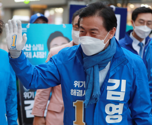 김영춘 더불어민주당 부산시장 후보가 4일 오후 부산 중구 광복로에서 열린 유세에서 지지를 호소하고 있다./연합뉴스