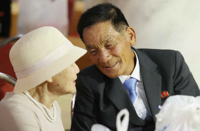지난 2018년 8월 21일 북한 금강산호텔에서 열린 단체상봉에서 남측 이금섬(92) 할머니를 북측 아들 리상철(71) 씨가 바라보고 있다. /연합뉴스