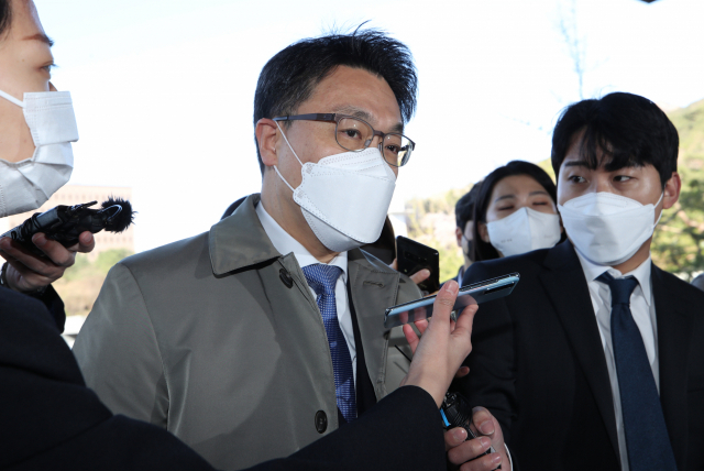 김진욱 고위공직자범죄수사처장이 5일 오전 정부과천청사로 출근하고 있다. 김 처장은 이날 이성윤 서울중앙지검장 특혜 면담 사건에 대한 취재진의 질문에 “고생 많으십니다”라는 말만 남기고 청사로 들어갔다. /연합뉴스