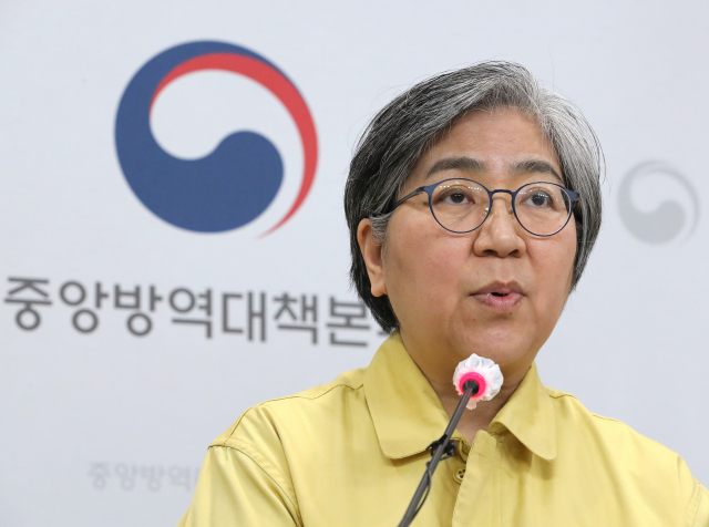 정은경 질병관리청장(중앙방역대책본부장)이 지난달 22일 오후 충북 청주시 질병관리청에서 신종 코로나바이러스 감염증(코로나19) 국내발생 및 예방접종 현황 등을 브리핑하고 있다./연합뉴스