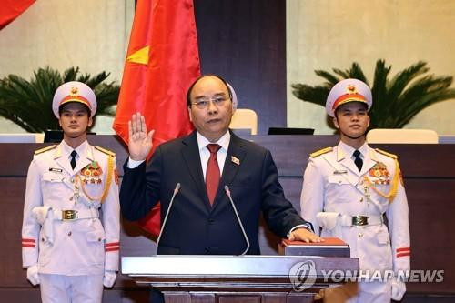 응우옌 쑤언 푹 베트남 신임 국가주석이 5일 국회에서 취임 선서를 하고 있다./AFP연합뉴스