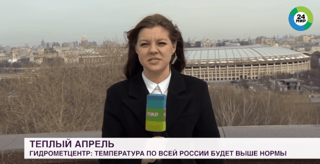 지난1일(현지시간) 모스크바 시가지에서 나데즈다 세레즈키나 미르24 기자가 날씨 소식을 전하던 중 골든 레트리버에 마이크를 빼앗기로 있다. /출처=미르24 유튜브