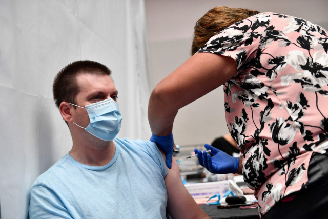 지난달 8일(현지시간) 캘리포니아주의 한 진료소에서 코로나19 백신 접종이 이뤄지고 있다./AFP연합뉴스