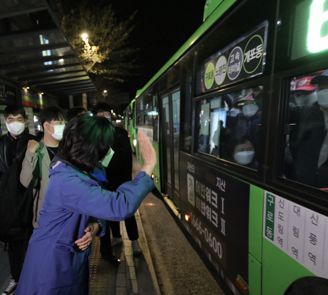 박영선 더불어민주당 서울시장 후보가 6일 새벽 버스를 타고 출근하는 시민들에게 인사하고 있다. / 사진 제공=박영선 캠프