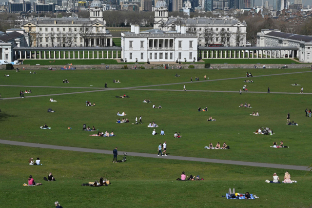 영국 정부가 신종 코로나바이러스 감염증(코로나19) 봉쇄를 완화한 가운데 30일(현지시간) 런던 남동부 그린위치 공원에서 시민들이 따뜻한 봄 날씨를 즐기고 있다. /AFP연합뉴스