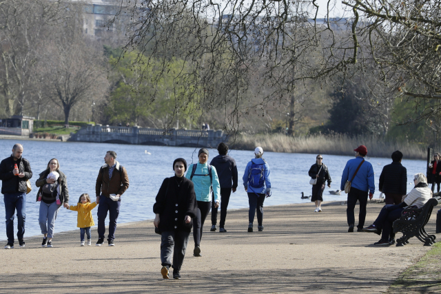 영국의 신종 코로나바이러스 감염증(코로나19) 규제가 완화된 첫날인 29일(현지시간) 런던 시민들이 하이드파크에서 산책을 즐기고 있다. /AP연합뉴스